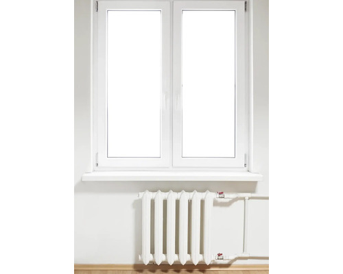 Tweevleugelig kunststof kozijn met daaronder een radiator