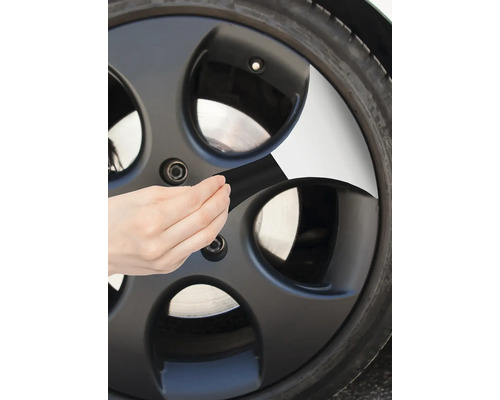 Close-up van een persoon die tape aanbrengt op een velg.