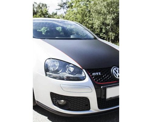 Detailopname van een witte Volkswagen GTI met zwarte motorkap