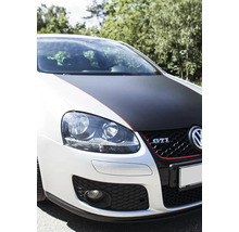 Vooraanzicht van een gemodificeerde Volkswagen GTI met donkere motorkap