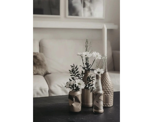 Decoratieve tafereel met bloemen in vazen voor een bank