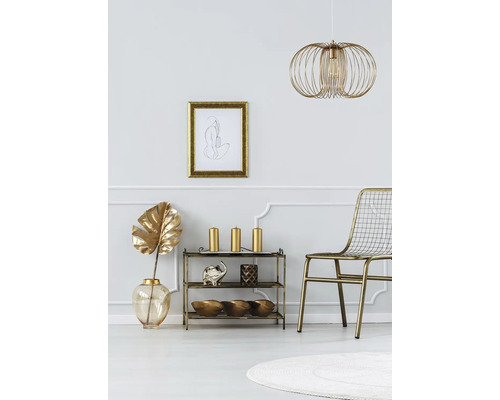 Decoratieve interieurscène met rek, stoel, lamp en muurafbeelding