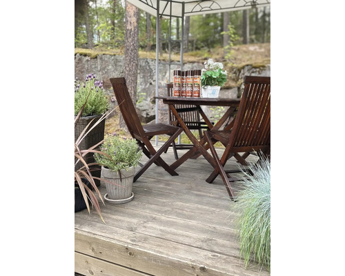 Houten terras met tafel, stoelen en houtbeschermingsbeits