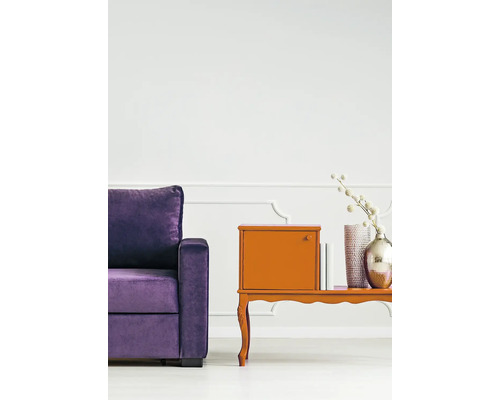 Woonkamer met paarse bank en oranje bijzettafel