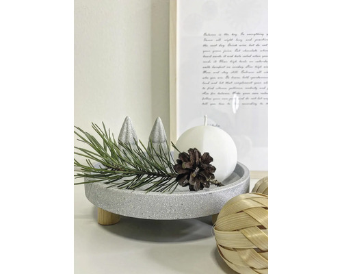 Decoratief dienblad met decoratieve boompjes, tak van een spar, dennenappel en bolkaars