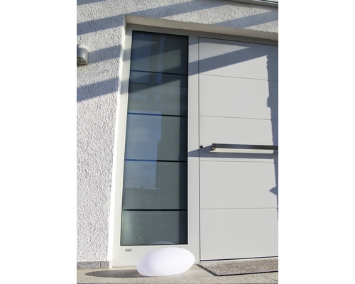 Moderne voordeur met glaselement en verlichting