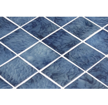 Close-up van blauwe mozaïektegels met marmering