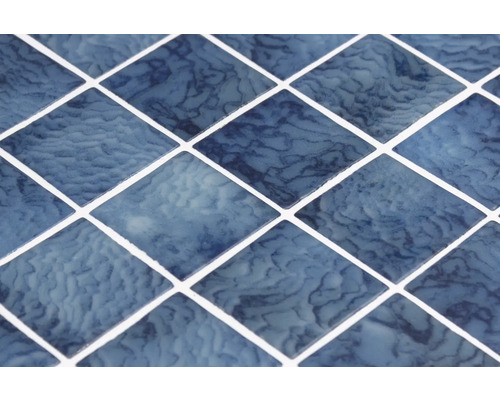 Close-up van blauwe mozaïektegels met marmering