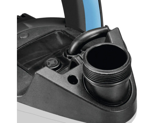 Detailopname van een waterpomp met slangaansluiting