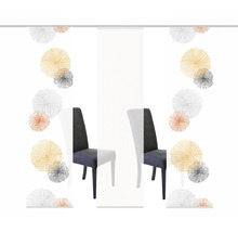 Twee stoelen voor een wit schuifgordijn met patroon