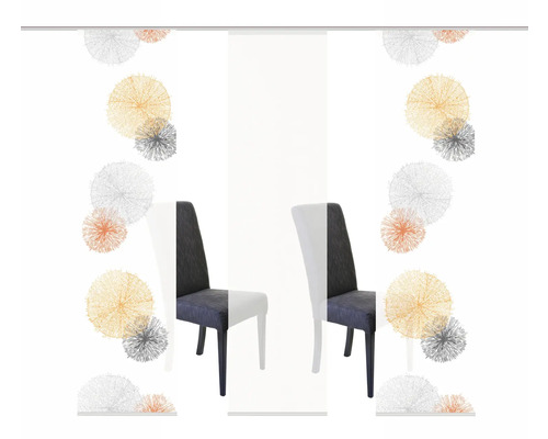 Twee stoelen voor een wit schuifgordijn met patroon