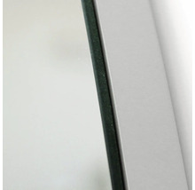 Detailopname van een glazen plaat met rand