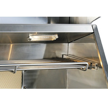 Interieur van een roestvrijstalen grill met verlichting en warmhoudrek