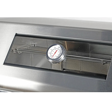 Detailweergave van een grillthermometer in een roestvrijstalen grill