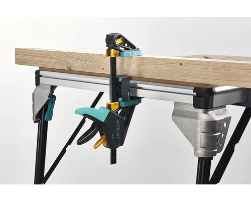 Werkbank met houten plank, bevestigd met een Wolfcraft schroefklem