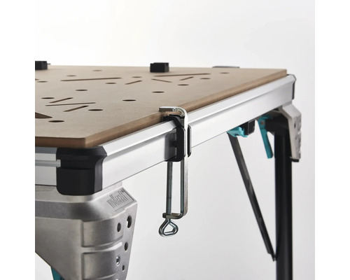 Detailopname van een werkbank met schroefklem