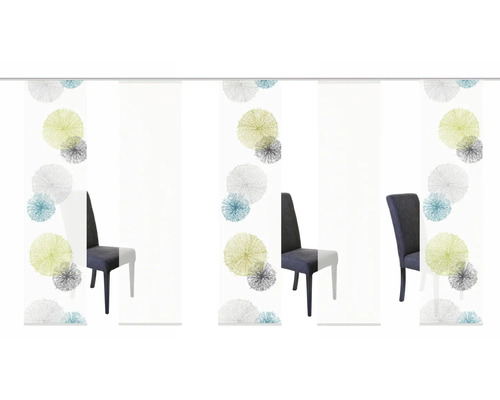 Kameropstelling met schuifpanelen met bloemmotief en stoelen