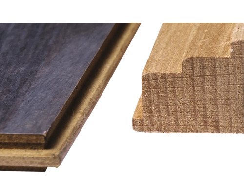 Close-up van laminaatvloer en plint