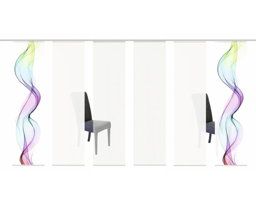 Kamer met schuifgordijnen en stoelen