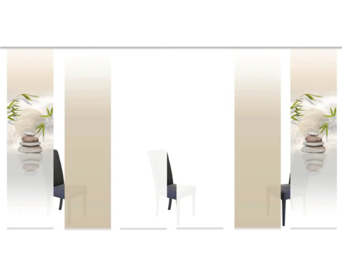 Kameropstelling met schuifgordijnen en stoelen voor interieurdecoratie