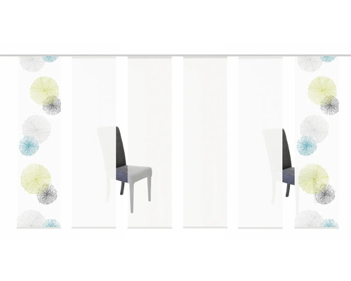 Schuifgordijnen met bloemmotief en stoel