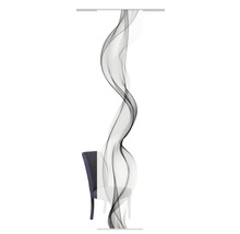Decoratieve sjaals met rookpatroon naast stoel