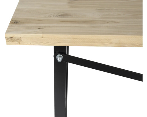 Detail van een tafel met houten blad en zwart metalen frame