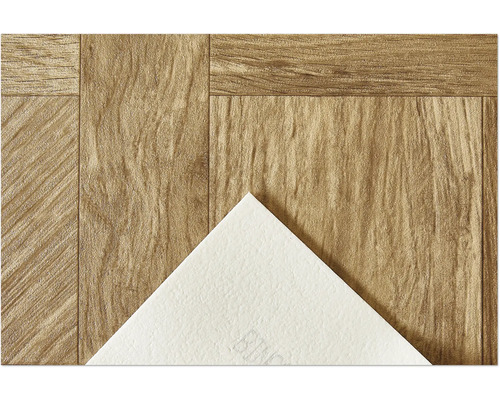 Close-up van een vinylvloer met houtlook en een wit stalen stuk