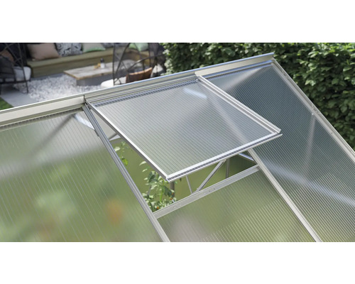 Close-up van een kasraam met polycarbonaatplaten.