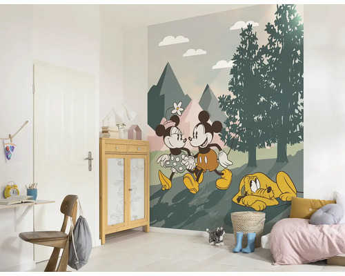 Kinderkamer met een behang met motieven van Mickey Mouse, Minnie Mouse en Pluto voor een berglandschap
