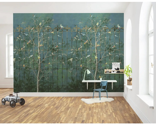 Woonkamer met een fotobehang met bomen, vogels en een hekpatroon