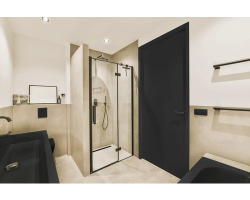 Lichte badkamer met douche, wastafel en deur