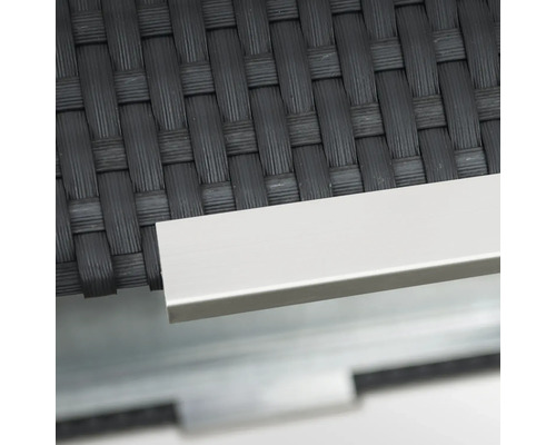 Detailopname van rotan en aluminium frame