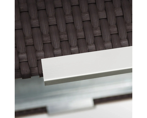 Close-up van bruin rotan en een metalen frame