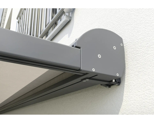 Detailaanzicht van een gemonteerde luifel aan een huismuur