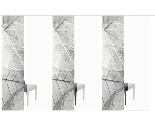 Schuifgordijn met bladerenmotief en stoel