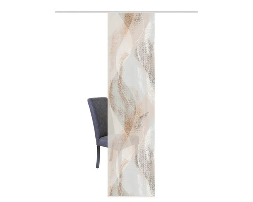 Decoratieve sjaals met patroon naast een stoel