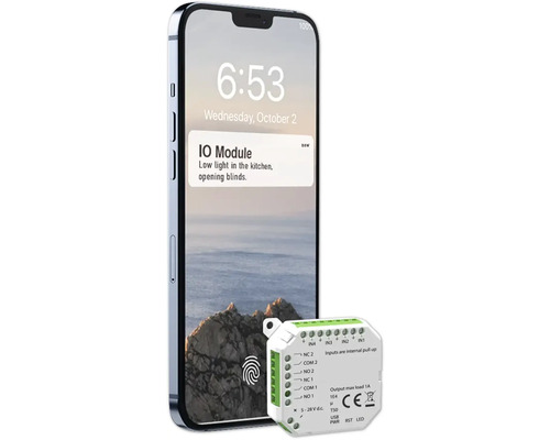 Smartphone met melding van een IO-module naast een IO-module.