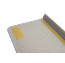 Detailweergave van een lichte deurmat met plakstrips voor bevestiging