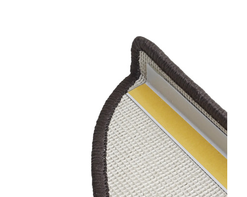 Detail van een traptrede met randbeschermingsprofiel