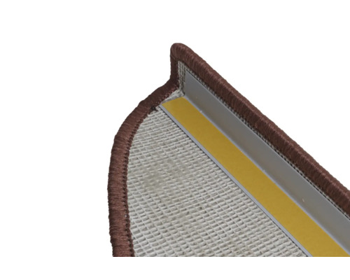 Detail van een traptrede met bruine randbescherming en bevestigingstape