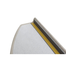Detailweergave van een trap met tapijt en plakstrips
