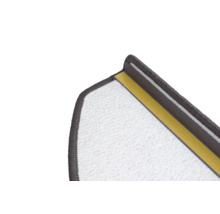 Detailaanzicht van een traptrede met trapmat en montagetape