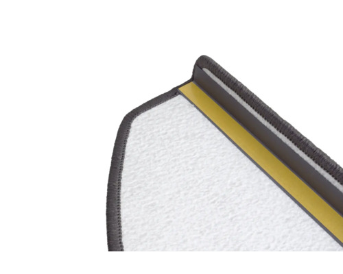 Detailaanzicht van een traptrede met trapmat en montagetape