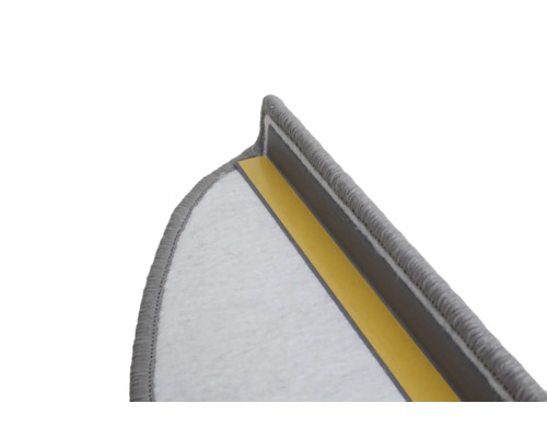 Detail van een trapmat van tapijt met plakstrip