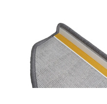 Detail van een traptrede met tapijt en plakband voor bevestiging.