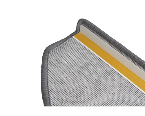Detail van een traptrede met tapijt en plakband voor bevestiging.