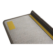 Detail van een trapmat met plakstrip voor bevestiging