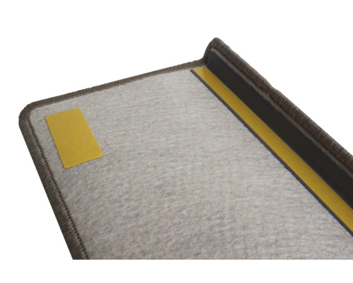 Detail van een trapmat met plakstrip voor bevestiging