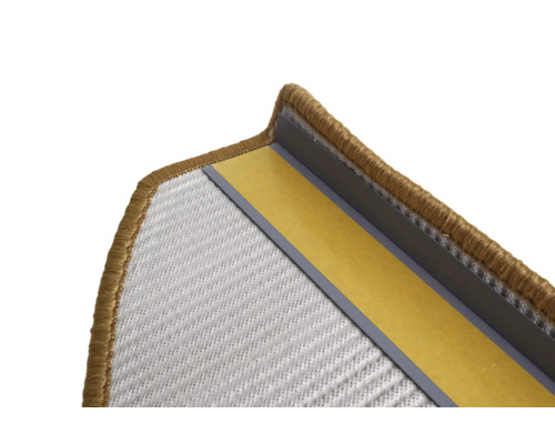Detailweergave van een trapmat van tapijt met plakband voor bevestiging